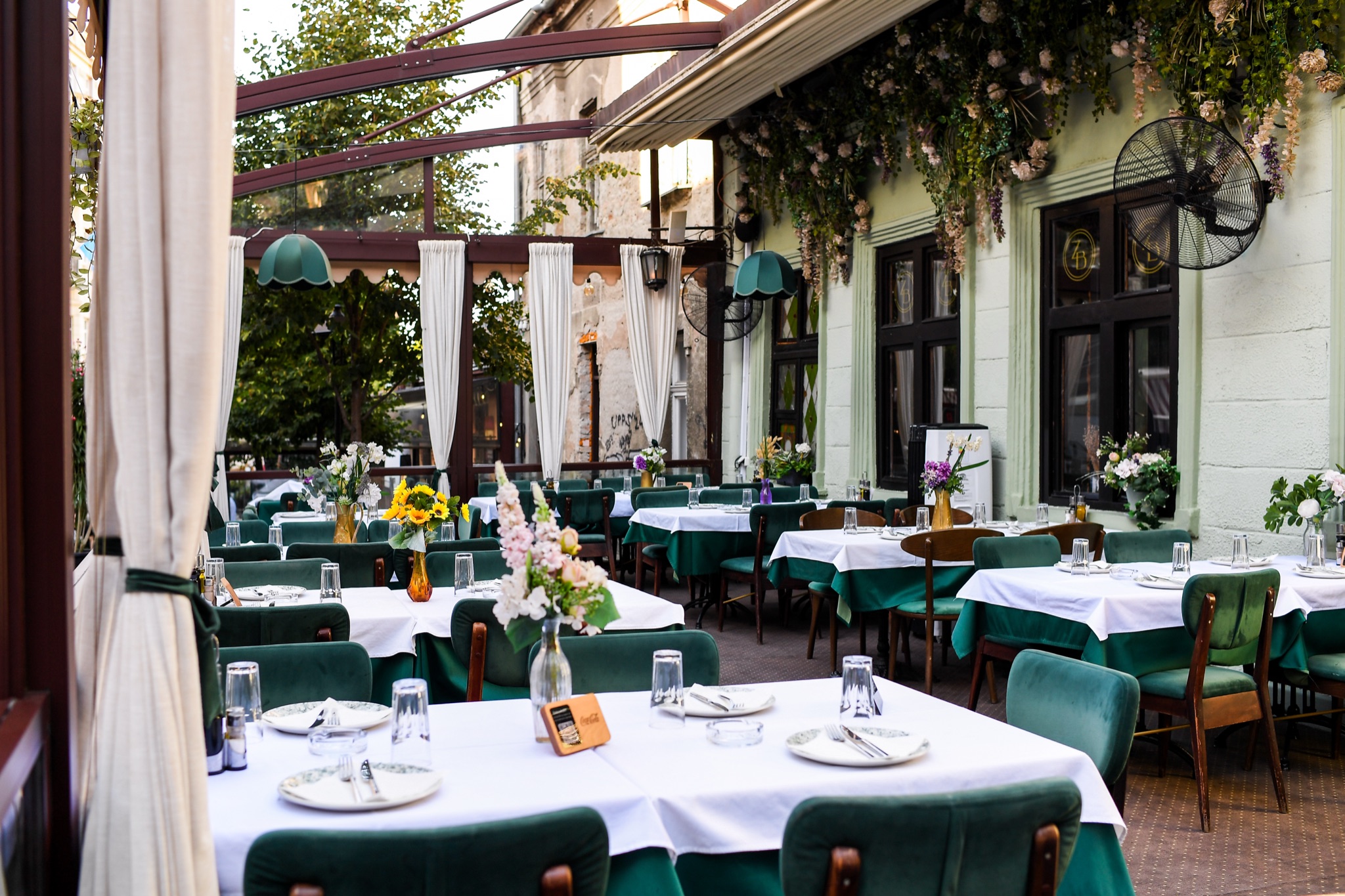 Bašta restorana u Skadarliji, Stari grad, postavljena za goste